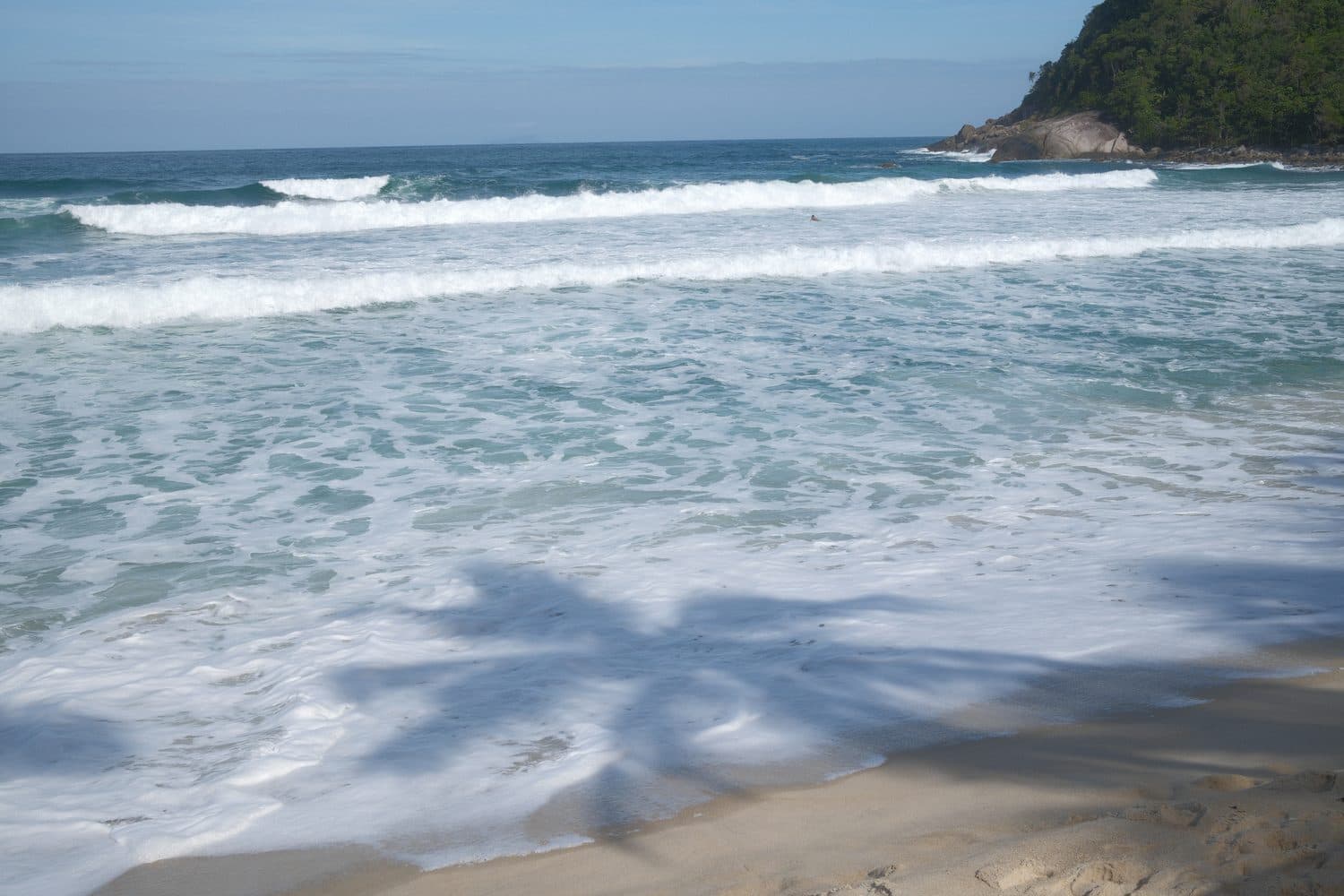 A praia logo ali